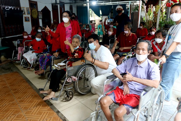 Menjelang natal 2021, MNC Peduli berbagi kasih kepada para penghuni Rumah Jompo Kasih Sayang yang berada di Duren Jaya, Bekasi Timur, Kota Bekasi.