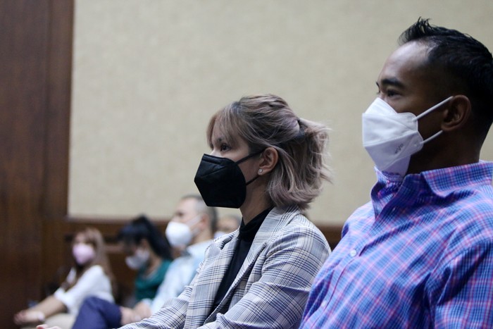 Artis Nia Ramadhani bersama sang suami Ardi Bakrie, serta sopir pribadi mereka, Zen Vivanto, menjalani sidang tuntutan terkait penyalahgunaan narkoba.