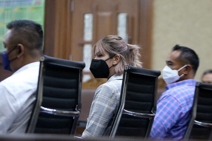 Artis Nia Ramadhani bersama sang suami Ardi Bakrie, serta sopir pribadi mereka, Zen Vivanto, menjalani sidang tuntutan terkait penyalahgunaan narkoba.