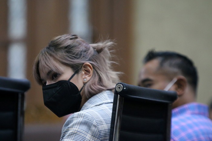 Artis Nia Ramadhani bersama sang suami Ardi Bakrie, serta sopir pribadi mereka, Zen Vivanto, menjalani sidang tuntutan terkait penyalahgunaan narkoba.