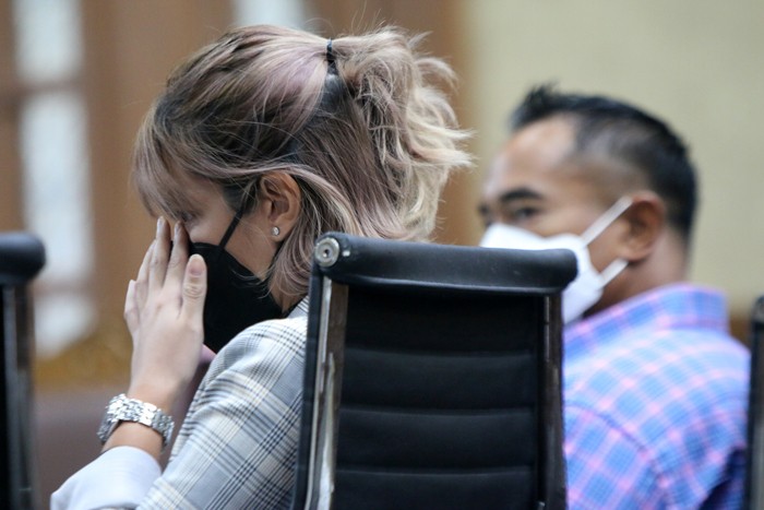 Artis Nia Ramadhani bersama sang suami Ardi Bakrie, serta sopir pribadi mereka, Zen Vivanto, menjalani sidang tuntutan terkait penyalahgunaan narkoba.
