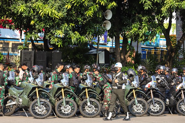Gubernur DKI Jakarta Anies Baswedan menyampaikan arahan saat menjadi Inspektur Upacara pada Apel Operasi Lilin Jaya 2021 di Lapangn Dit Lantas Polda Metro Jaya.