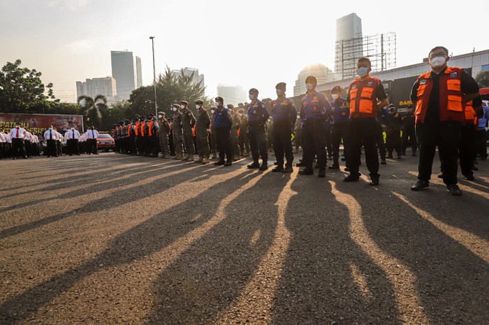 Gubernur DKI Jakarta Anies Baswedan menyampaikan arahan saat menjadi Inspektur Upacara pada Apel Operasi Lilin Jaya 2021 di Lapangn Dit Lantas Polda Metro Jaya.
