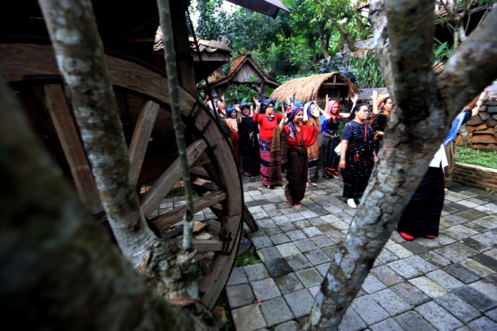 Kegiatan memeluk tenun yang bertajuk Sapawastra di pelataran Secret Garden Art Space Depok, Jawa Barat, Rabu (22/12/2021).