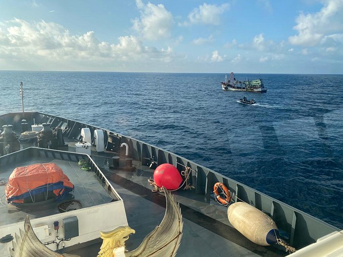 Bakamla RI KN Pulau Dana-323, berhasil menangkap Kapal Ikan Asing (KIA) berbendera Vietnam yang sedang melakukan aktivitas penangkapan ikan secara illegal.