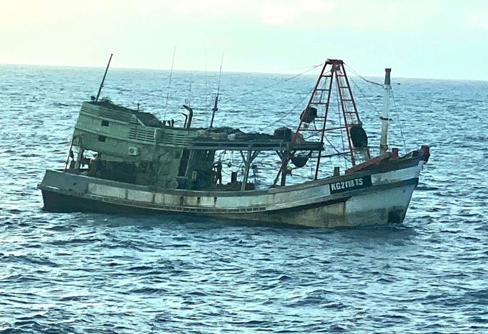 Bakamla RI KN Pulau Dana-323, berhasil menangkap Kapal Ikan Asing (KIA) berbendera Vietnam yang sedang melakukan aktivitas penangkapan ikan secara illegal.