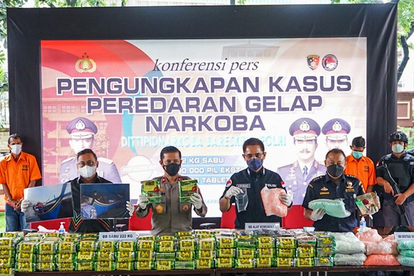 Keterangan pers kasus narkoba di kantor Bareskrim Polri, Jakarta, Kamis (23/12/2021).