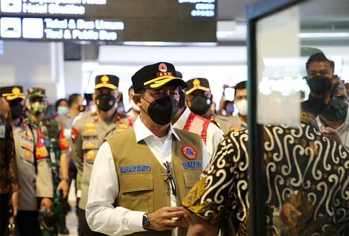 Ketua Satuan Tugas Penanganan Covid-19 Letjen TNI Suharyanto melakukan peninjauan pelaksanaan alur kedatangan dari luar negeri di Bandara Soekarno-Hatta.
