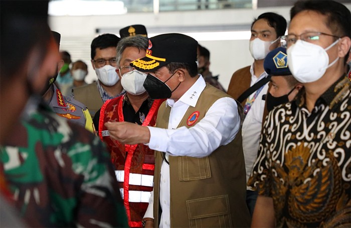 Ketua Satuan Tugas Penanganan Covid-19 Letjen TNI Suharyanto melakukan peninjauan pelaksanaan alur kedatangan dari luar negeri di Bandara Soekarno-Hatta.
