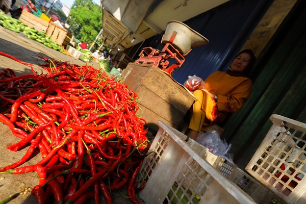 Suasana para pedagang kebutuhan pokok di Pasar Tradisional, Jakarta Barat, Kamis (23/12/2021).