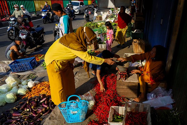 Suasana para pedagang kebutuhan pokok di Pasar Tradisional, Jakarta Barat, Kamis (23/12/2021).