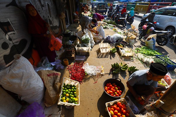 Suasana para pedagang kebutuhan pokok di Pasar Tradisional, Jakarta Barat, Kamis (23/12/2021).