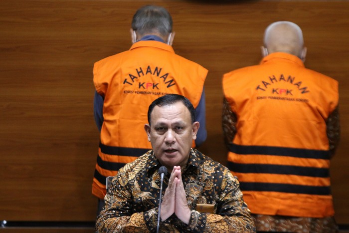 Tersangka mantan Walikota Banjar Herman Sutrisno ditahan usai diperiksa, di Gedung KPK Merah Putih, Jakarta, Kamis (23/12/2021).