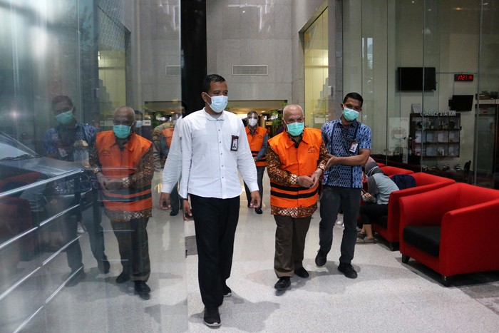 Tersangka mantan Walikota Banjar Herman Sutrisno ditahan usai diperiksa, di Gedung KPK Merah Putih, Jakarta, Kamis (23/12/2021).