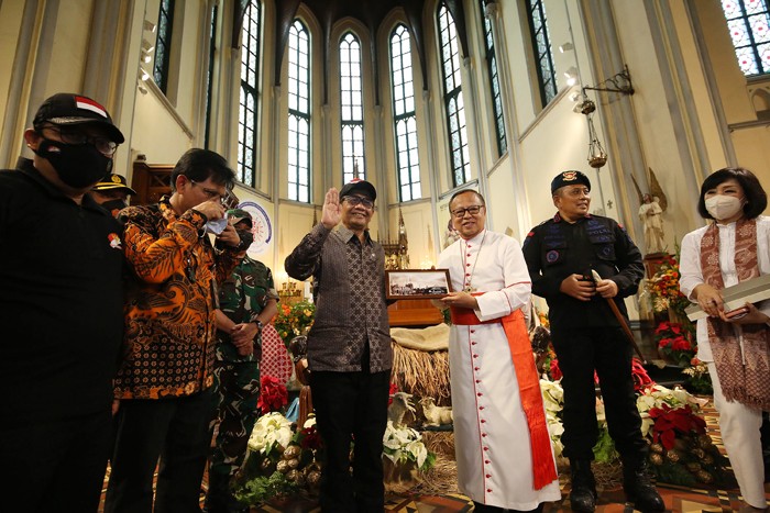 Menko Polhukam Mahfud MD didampingi Ketua Konferensi Waligereja Indonesia Kardinal Ignatius Suharyo meninjau pengamanan Gereja Katedral.