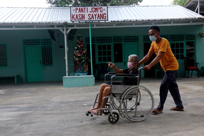 Penghuni beraktivitas di Panti Jompo Kasih Sayang, di Kampung Cerewet, Kelurahan Duren Jaya, Bekasi, Jawa Barat, Kamis (23/12/2021).