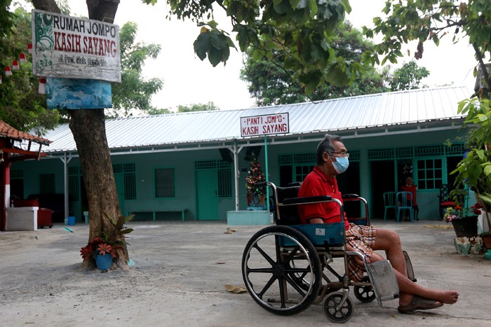 Penghuni beraktivitas di Panti Jompo Kasih Sayang, di Kampung Cerewet, Kelurahan Duren Jaya, Bekasi, Jawa Barat, Kamis (23/12/2021).