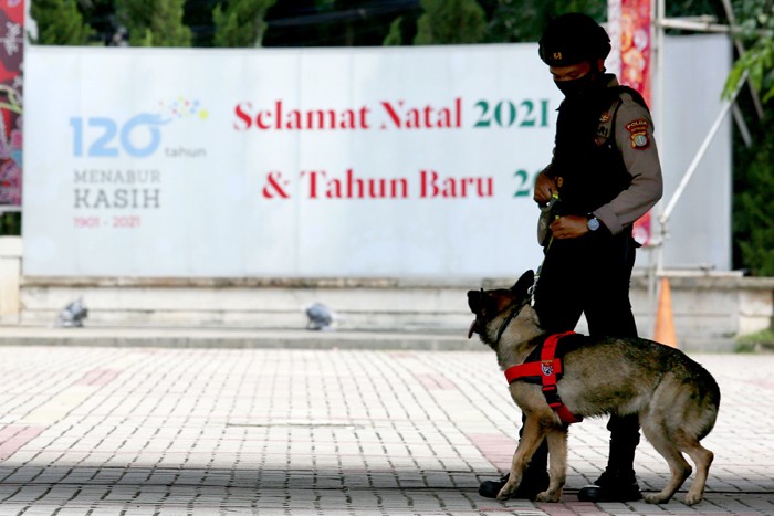 Anggota kepolisian bersama TNI berjaga di depan Gereja Katedral, Jakarta, Jumat (24/12/2021).