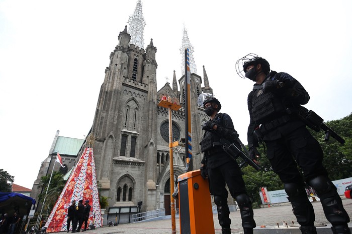 Anggota kepolisian bersama TNI berjaga di depan Gereja Katedral, Jakarta, Jumat (24/12/2021).