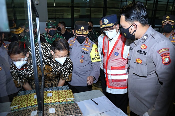 Kapolri Jenderal Listyo Sigit Prabowo meninjau langsung proses penegakan protokol kesehatan terhadap Pelaku Perjalanan Internasional.