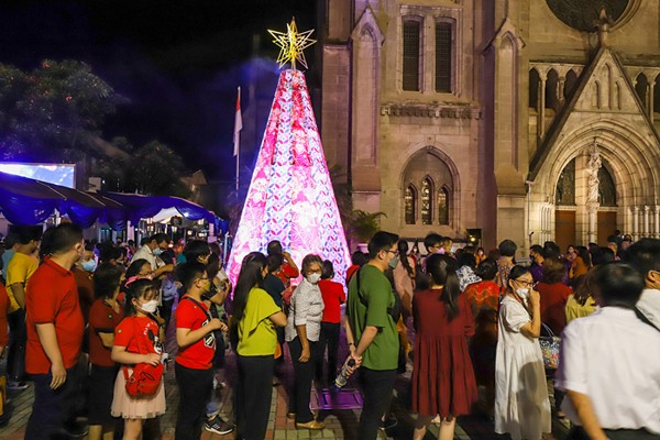 Sejumlah jamaah bersiap untuk memasuki Gereja Katedral untuk mengikuti ibadah tatap muka, di Jakarta Pusat, Jumat (24/12/2021).