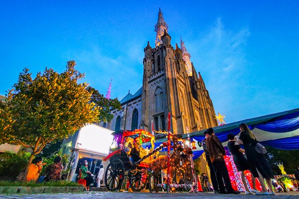 Sejumlah jamaah bersiap untuk memasuki Gereja Katedral untuk mengikuti ibadah tatap muka, di Jakarta Pusat, Jumat (24/12/2021).