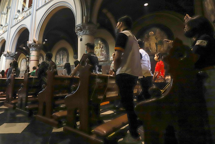 Umat Kristiani saat mengikuti Misa Natal di Gereja Katedral, Jakarta Pusat, Sabtu (25/12/2021).