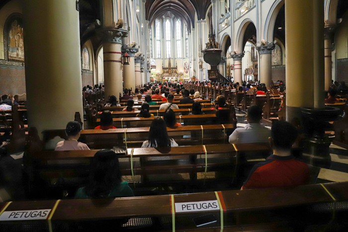 Umat Kristiani saat mengikuti Misa Natal di Gereja Katedral, Jakarta Pusat, Sabtu (25/12/2021).