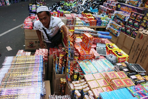 Aktivitas pedagang petasan dan kembang api di kawasan Jalan Pasar Asemka, Jakarta, Sabtu (25/12/2021).