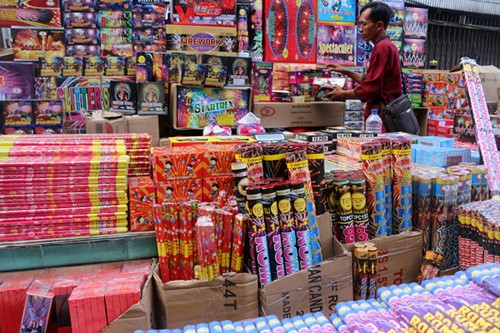Aktivitas pedagang petasan dan kembang api di kawasan Jalan Pasar Asemka, Jakarta, Sabtu (25/12/2021).