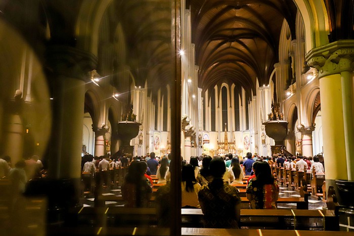 Umat Kristiani mengikuti Misa Natal di Gereja Katedral, Jakarta, Jumat (24/12/2021).