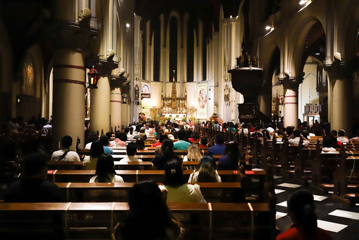 Umat Kristiani mengikuti Misa Natal di Gereja Katedral, Jakarta, Jumat (24/12/2021).