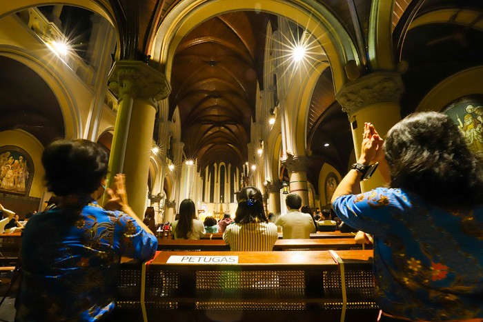 Umat Kristiani mengikuti Misa Natal di Gereja Katedral, Jakarta, Jumat (24/12/2021).