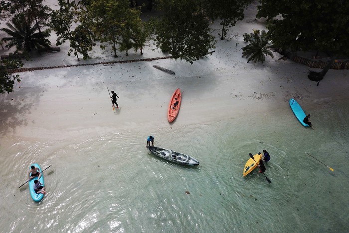 Wisatawan bermain paddling di Pulau Leebong, Kabupaten Belitung.