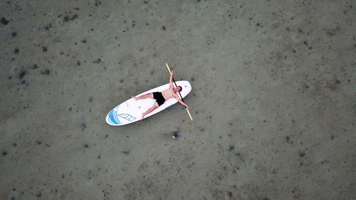 Wisatawan bermain paddling di Pulau Leebong, Kabupaten Belitung.
