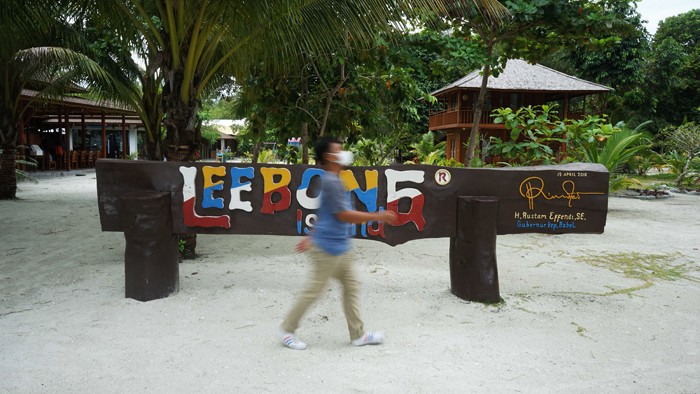 Wisatawan bermain paddling di Pulau Leebong, Kabupaten Belitung.