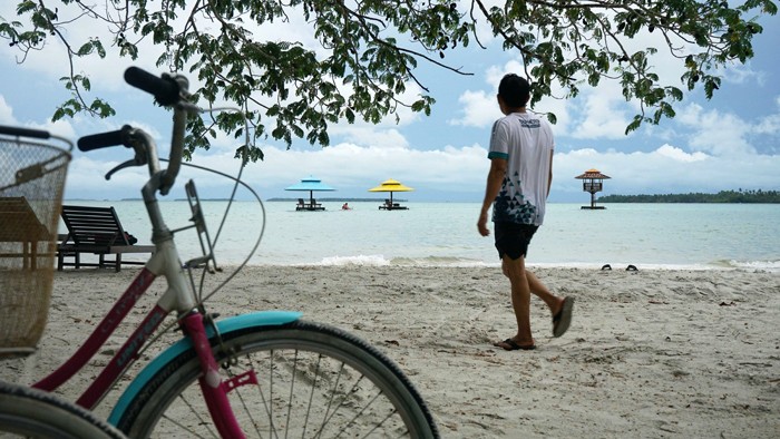 Wisatawan bermain paddling di Pulau Leebong, Kabupaten Belitung.