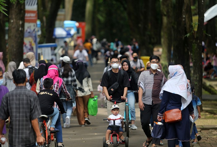 Pengunjung saat melihat gajah di Taman Margasatwa Ragunan, Jakarta, Sabtu (25/12/2021).