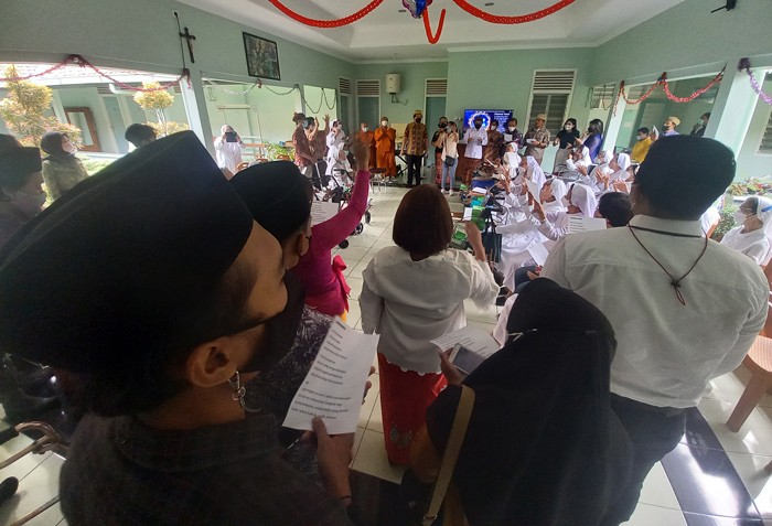 Komunitas Persaudaraan Lintas Agama menggelar acara Safari Natal Lintas Agama di Susteran Penyelenggaraan Ilahi Samping Gereja Bongsari Semarang.
