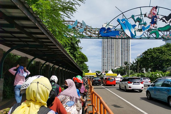 Pengunjung memadati tempat wisata Taman Impian Jaya Ancol di Jakarta Utara, Minggu (26/12/2021).