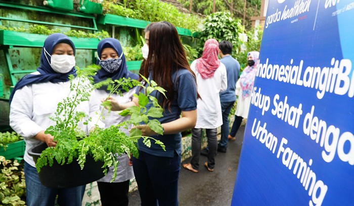 Kampung Berseri Astra, Kampung Ramah Lingkungan Asuransi Astra RW 01 Pela Mampang bersama karyawan Asuransi Astra sedang merawat urban farming.