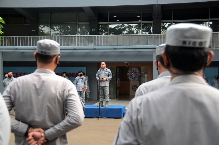 Kepala Bakamla RI Laksdya TNI Aan Kurnia melepas kendaraan pengangkut selimut dan matras yang akan didistribusikan.