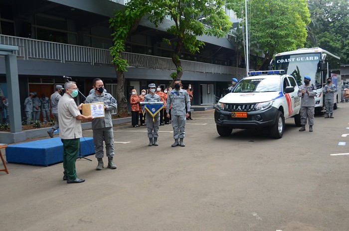 Kepala Bakamla RI Laksdya TNI Aan Kurnia melepas kendaraan pengangkut selimut dan matras yang akan didistribusikan.