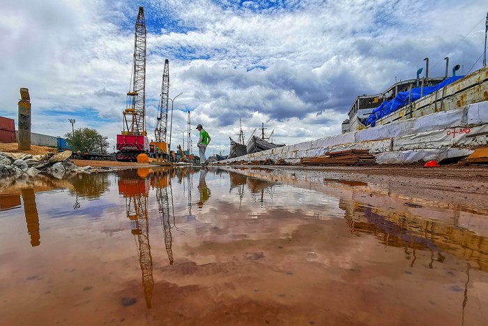 Aktivitas pengerjaan peninggian tanggul kawasan dermaga pelabuhan oleh Pengelola Pelabuhan Sunda Kelapa Jakarta Utara, Minggu (26/12/2021).