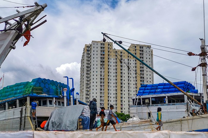Aktivitas pengerjaan peninggian tanggul kawasan dermaga pelabuhan oleh Pengelola Pelabuhan Sunda Kelapa Jakarta Utara, Minggu (26/12/2021).