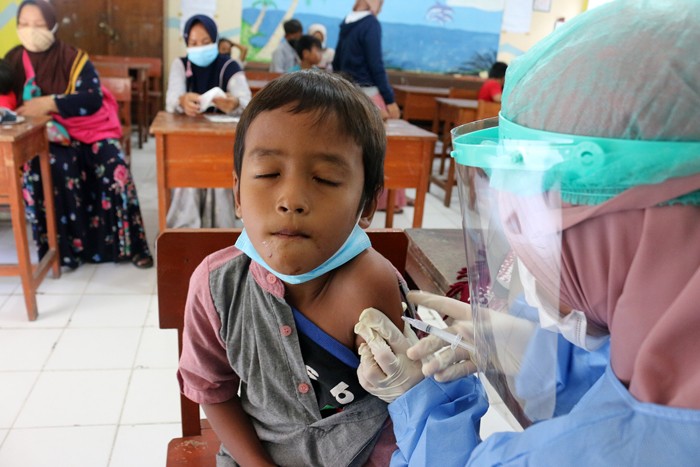 Vaksinasi untuk anak di Sekolah Madrasah Ibtidaiyah Negeri (MIN) 17, Pulau Panggang, Kepulauan Seribu Utara, Provinsi DKI Jakarta, Senin (27/12/2021).