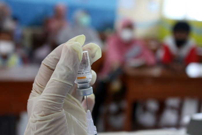 Vaksinasi untuk anak di Sekolah Madrasah Ibtidaiyah Negeri (MIN) 17, Pulau Panggang, Kepulauan Seribu Utara, Provinsi DKI Jakarta, Senin (27/12/2021).