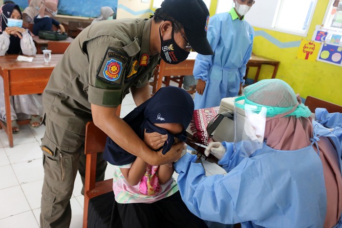 Vaksinasi untuk anak di Sekolah Madrasah Ibtidaiyah Negeri (MIN) 17, Pulau Panggang, Kepulauan Seribu Utara, Provinsi DKI Jakarta, Senin (27/12/2021).
