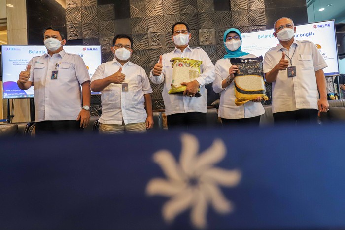 Direktur Utama Perum Bulog Budi Waseso memberikan keterangan saat konferensi pers di Kantor Pusat Perum Bulog, Jakarta Selatan, Selasa (28/12/2021).