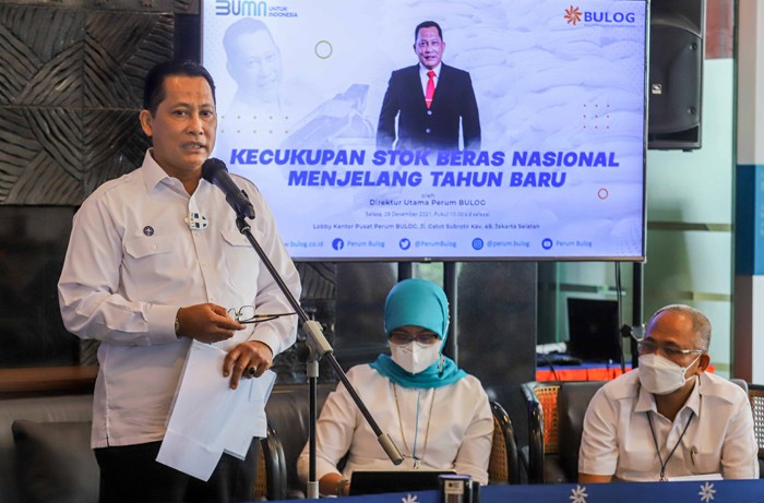 Direktur Utama Perum Bulog Budi Waseso memberikan keterangan saat konferensi pers di Kantor Pusat Perum Bulog, Jakarta Selatan, Selasa (28/12/2021).
